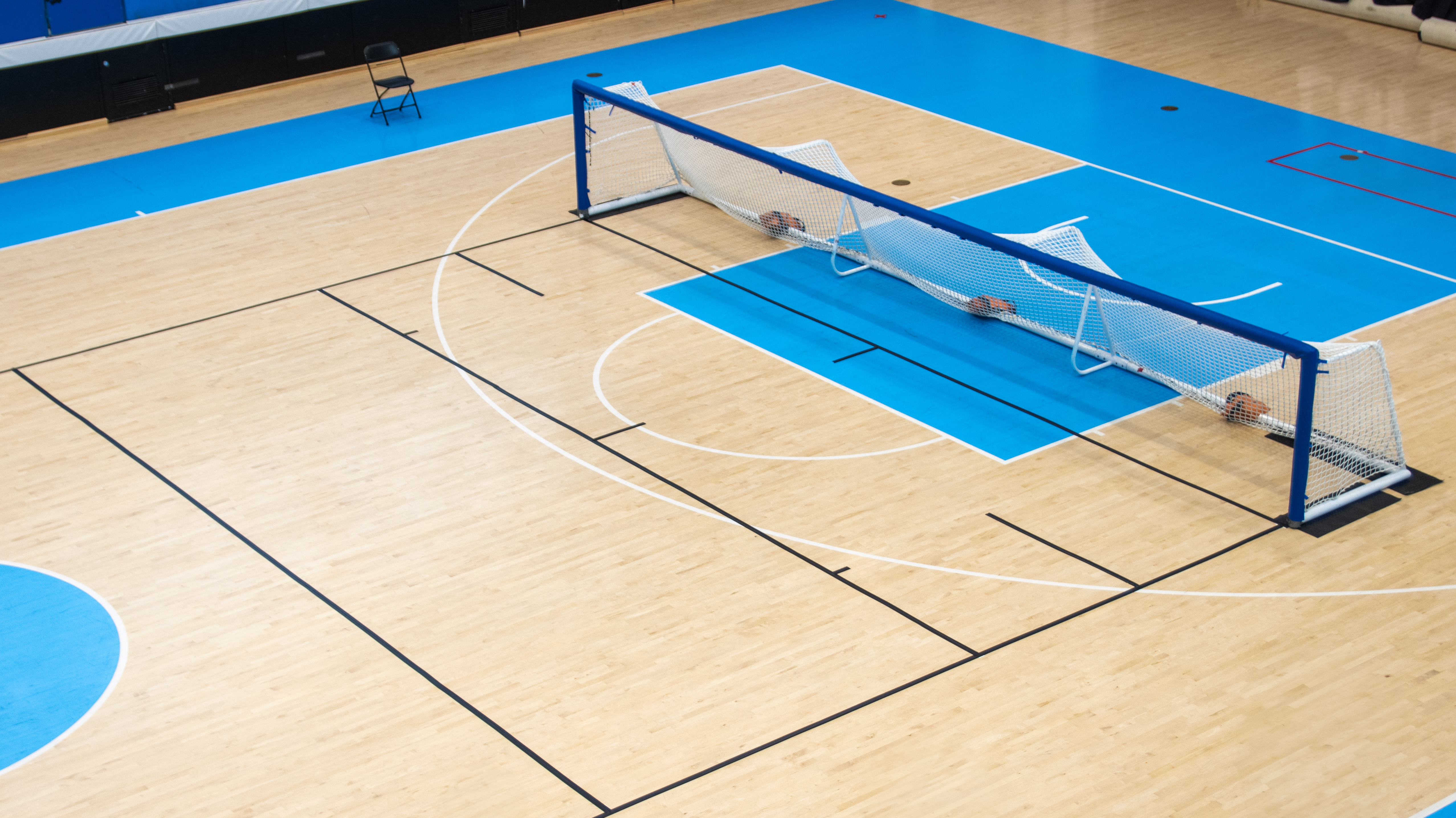 Kuvassa maalipallokentän puolikas ja kentän päädyssä maali.